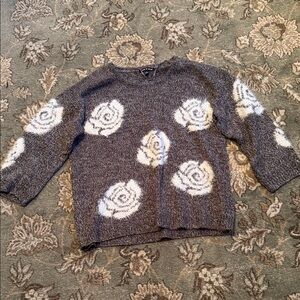 Cable & Gauge Floral Knit Sweater 3/4 Sleeve in Gray and White
